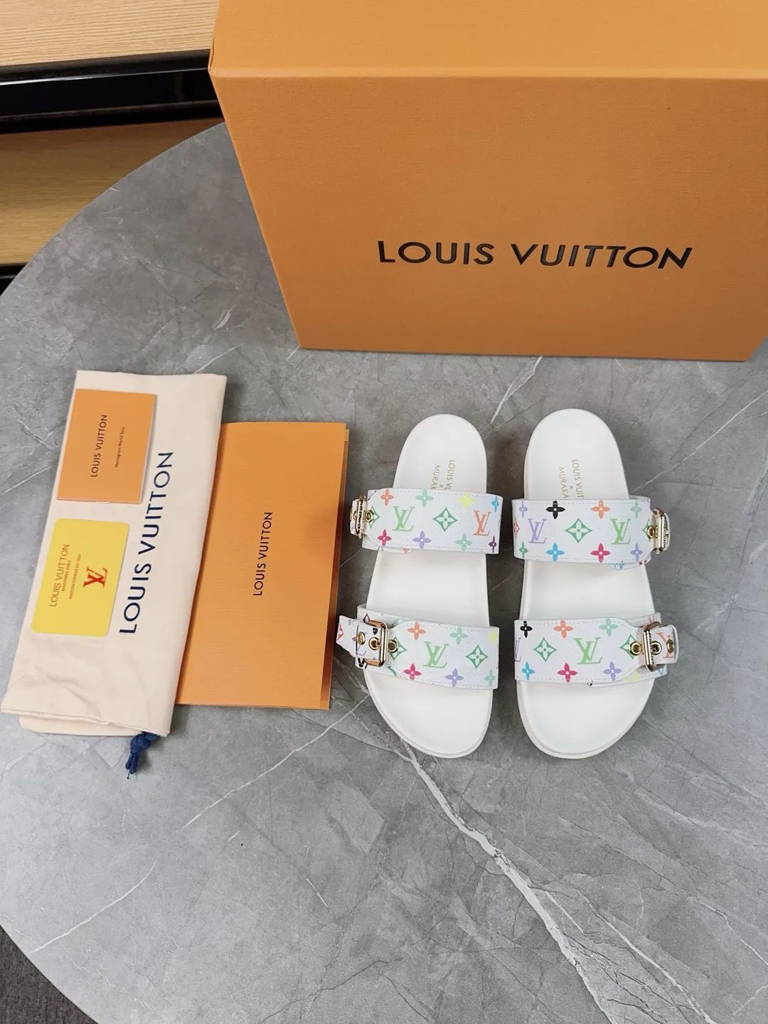 👟👟Ex-factory price 400👟👟 New slippers for spring and summer🌟The belt buckle is adjustable and elastic, full of beach style, original molded LV metal logo decoration, fashionable and beautiful, super versatile🤳🏻upper cowhide/customized imported jacquard fabric/original old-fashioned leather material, water-dyed sheepskin lining (water platform + wear-resistant velvet + rubber sole) three-layer combination outsole 🔶Size: Female 35-43 Male: 38-46